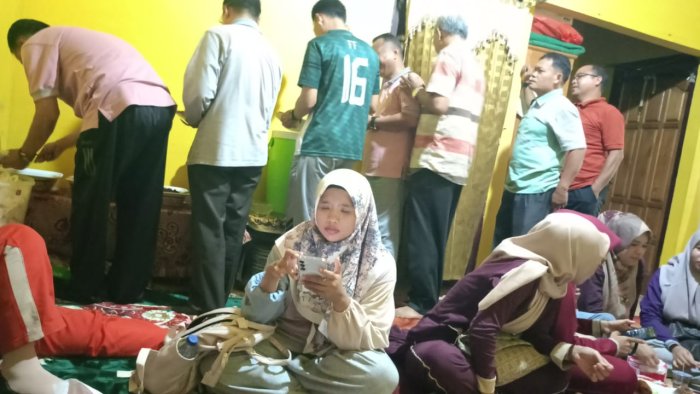 Penuh Haru dan Kehangatan, Keluarga Besar MTsN 2 Bungo Hadiri Walimatul Safar Guru Tercinta