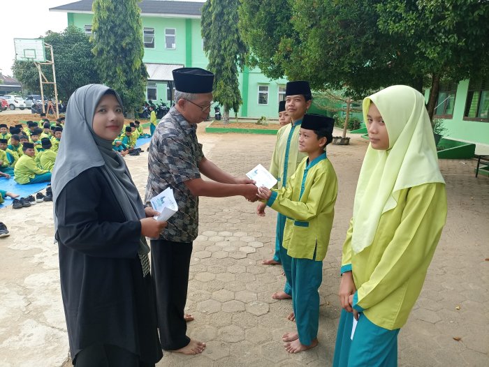 Waka Kehumasan MTsN 2 Bungo Serahkan Santunan Anak Yatim dari BAZNAS Secara Langsung kepada Siswa Waka Kehumasan MTsN 2 Bungo Serahkan Santunan Anak Yatim dari BAZNAS Secara Langsung kepada Siswa