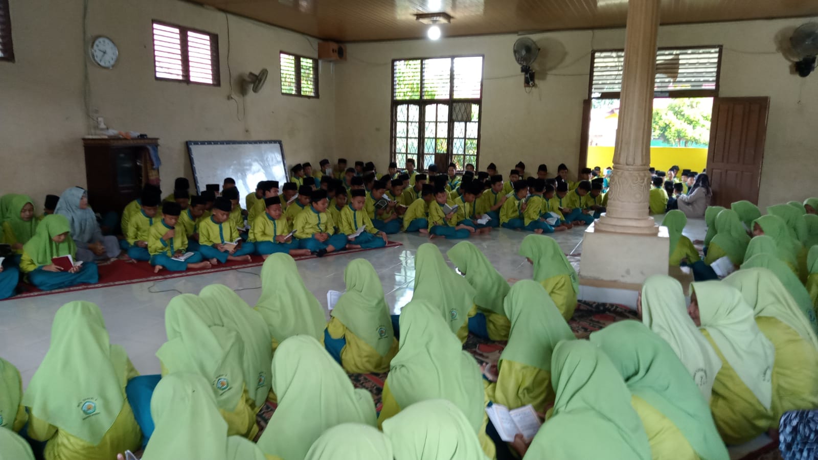 YASINAN TAHLIL DAN KULTUM RUTIN SISWA/I DAN GURU MTsN 2 BUNGO 
