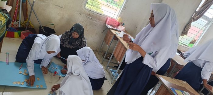 Kembangkan Semangat Gotong Royong, Siswa VII A Kompak Tata Struktur Kelas dan Pajangan Bacaan Bersama Ibu Erma, S.Ag