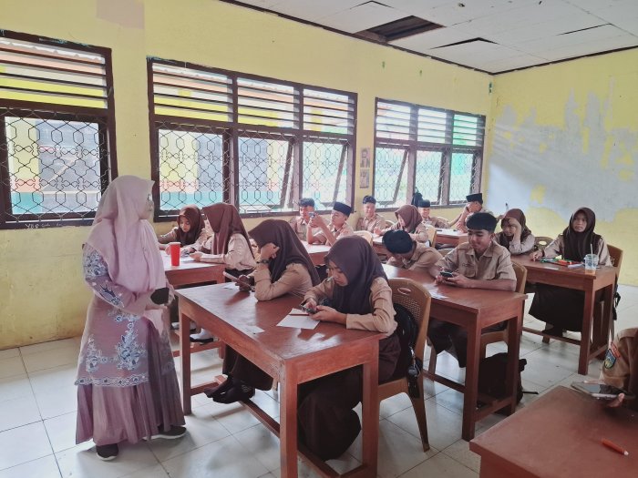 Panitia Ujian Awasi Kerapian dan Ketertiban Siswa