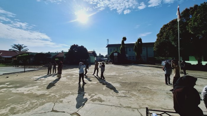 Class Meeting MTsN 2 Bungo Semakin Memanas, Lomba Lompat Suit Berlangsung Seru dan Penuh Semangat Class Meeting MTsN 2 Bungo Semakin Memanas, Lomba Lompat Suit Berlangsung Seru dan Penuh Semangat
