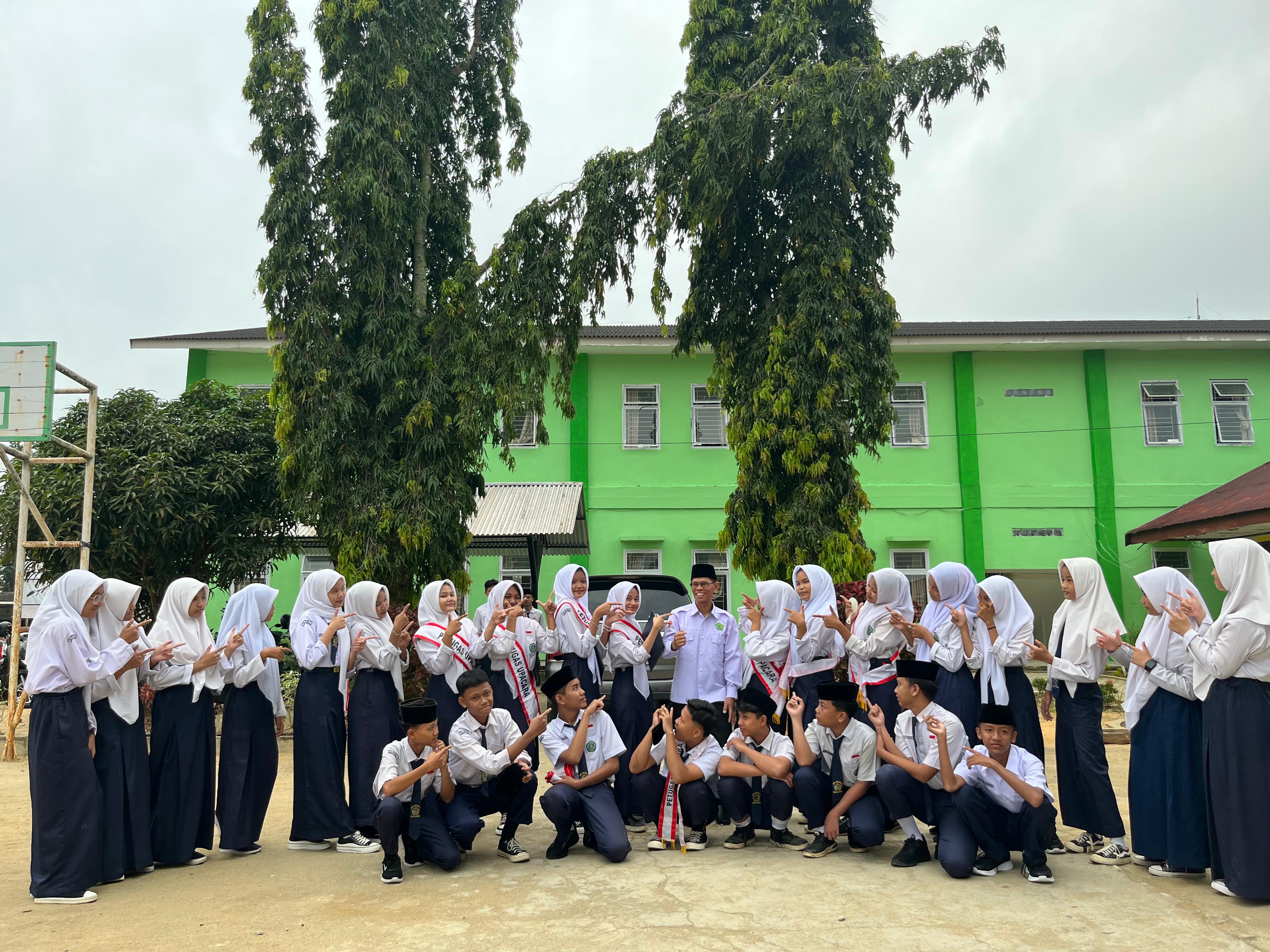 UPACARA BENDERA RUTIN DILAKSANKAN DI MTsN 2 BUNGO KELAS IX.B SEBAGAI PETUGAS UPACARA 