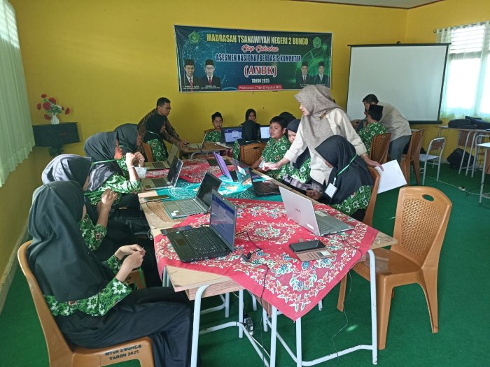  Hari Pertama ANBK 2025 di MTsN 2 Bungo Berjalan Lancar