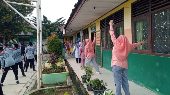 Semangat Guru MTsN 2 Bungo Ikuti Senam Sehat Bersama