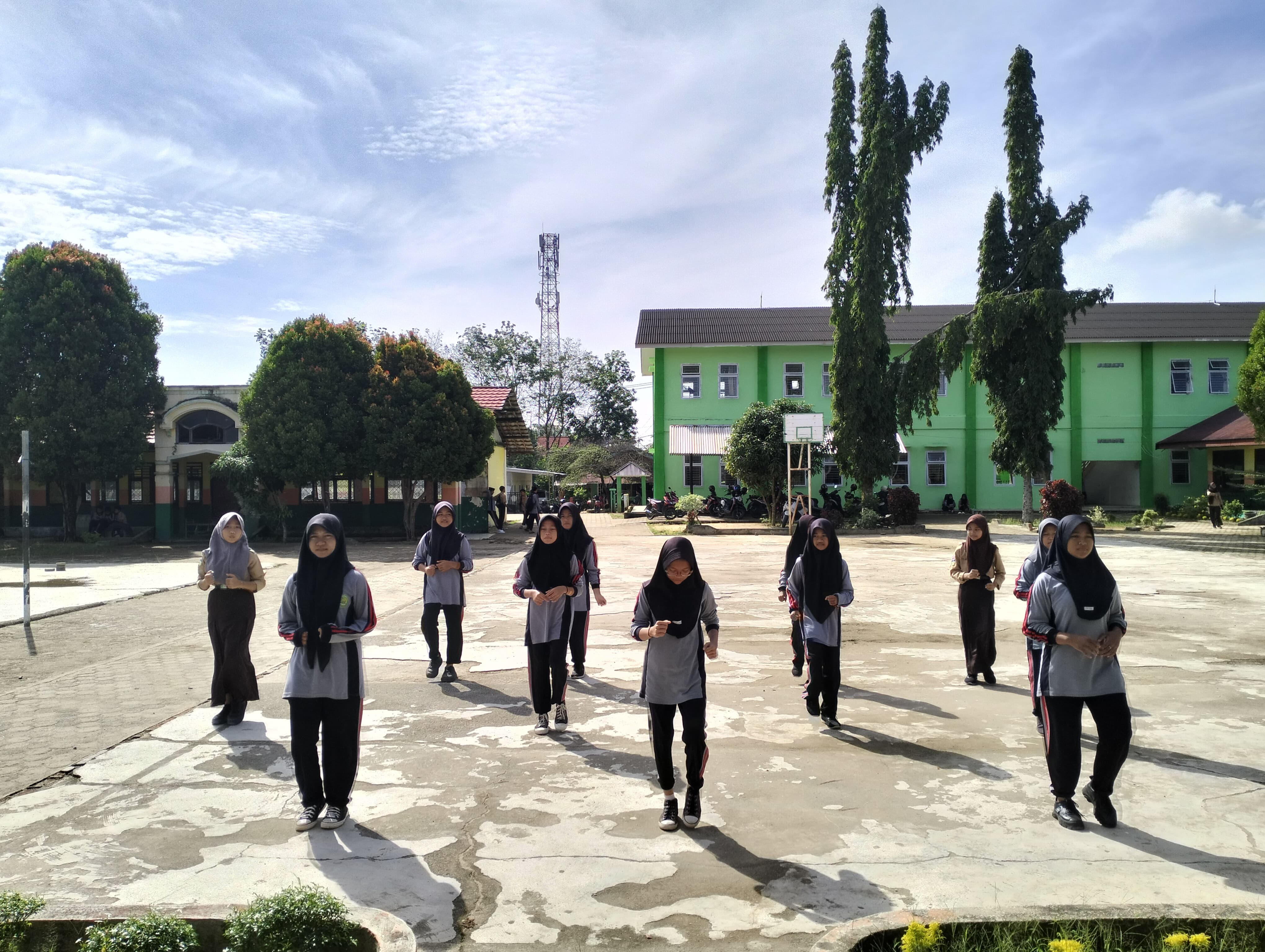 SEMARAKNYA KEGIATAN LOMBA SENAM ANTAR KELAS MERIAHKAN CLASS MEETING DI MTsN 2 BUNGO 