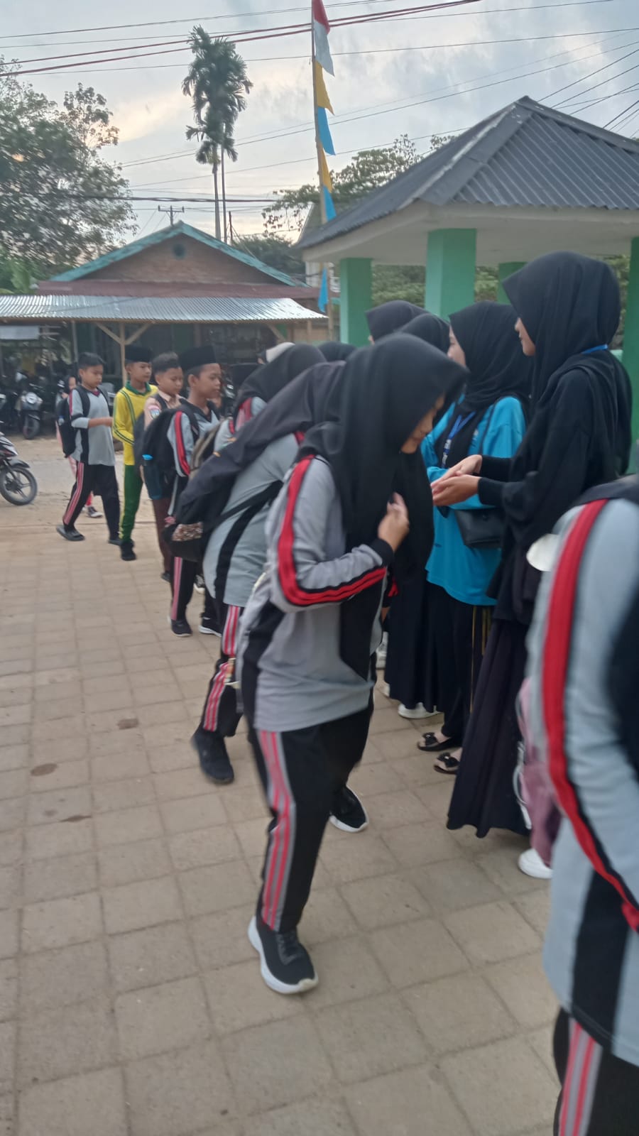 GURU DAN ANGGOTA PPL SAMBUT KEDATANGAN SISWA DI PAGI SABTU DENGAN PENUH SEMANGGAT 