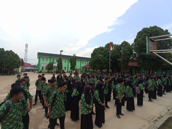 Persiapan Matang, Panitia TKA MTsN 2 Bungo Bagikan Kartu Ujian Simulasi