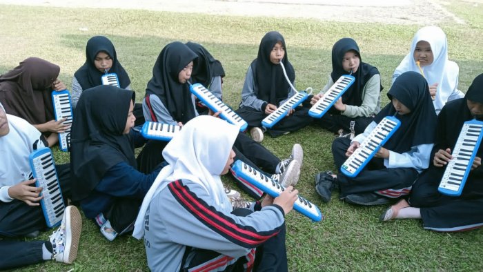 Siswa MTsN 2 Bungo Kembangkan Bakat Lewat Latihan Pianika