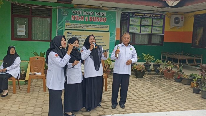 Guru MTsN 2 Bungo Persembahkan Lagu Perpisahan untuk Mahasiswa PPLK Guru MTsN 2 Bungo Persembahkan Lagu Perpisahan untuk Mahasiswa PPLK