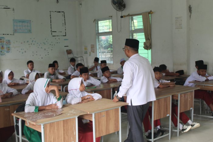Kenali Madrasah Lebih Dekat, Rangkaian MATAMUDA MTsN 2 Bungo Berlanjut dengan Penyampaian Materi di Kelas