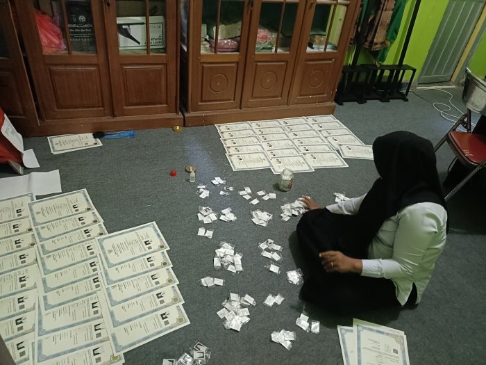 Proses Penempelan Foto Ijazah Siswa-Siswi MTsN 2 Bungo Berjalan Berkelanjutan dan Lancar