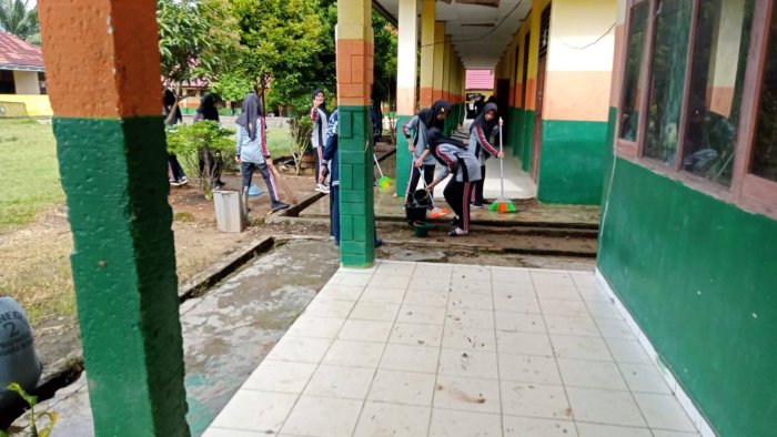 Siswa Kelas VIII F MTsN 2 Bungo Gelar Aksi Bersih-Bersih