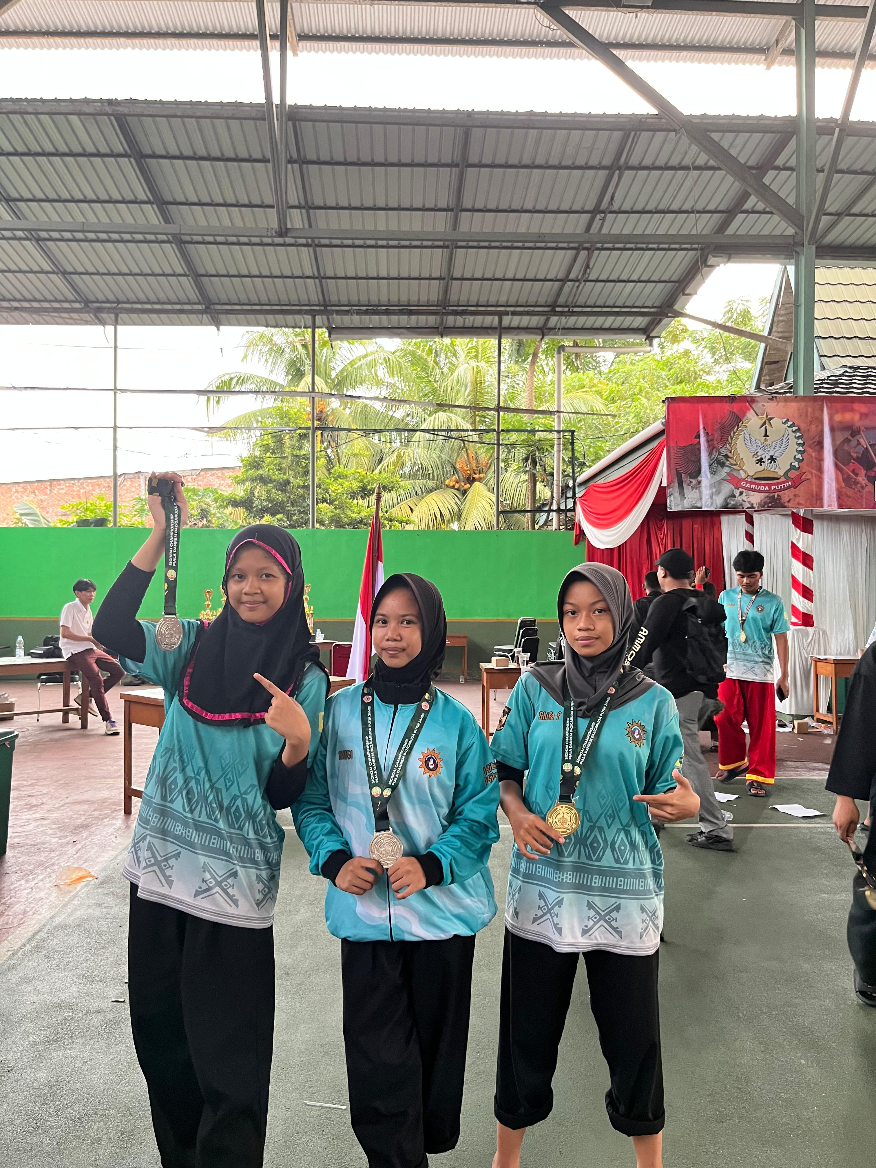 LAGI DAN LAGI SISWA MTsN 2 BUNGO RAIH MENDALI EMAS DAN PERAK 