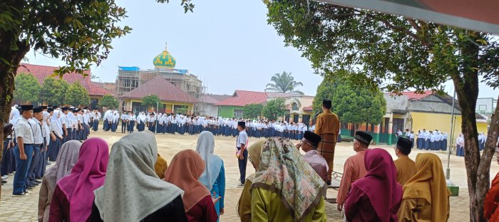 Siswa MTsN 2 Bungo Laksanakan Upacara Rutin Senin di Tengah Kabut Pagi yang Khidmat