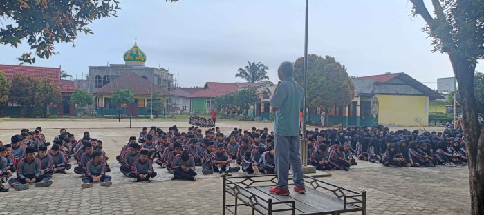 Usai Senam Sehat, Waka Humas Sampaikan Arahan kepada Seluruh Siswa MTsN 2 Bungo