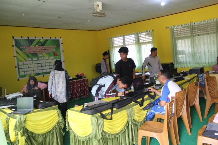 Matangkan Persiapan Digital, Panitia TKA MTsN 2 Bungo Kompak Instalasi Aplikasi ExamBrowser