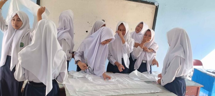 Siswa MTsN 2 Bungo Praktik Memotong Kain Kafan Siswa MTsN 2 Bungo Praktik Memotong Kain Kafan