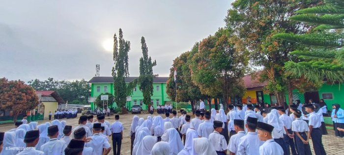 Upacara Bendera Senin di MTsN 2 Bungo