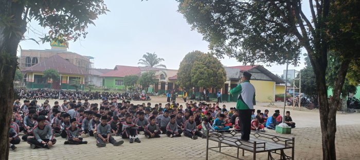 Waka Kurikulum MTsN 2 Bungo Beri Arahan Disiplin Siswa Waka Kurikulum MTsN 2 Bungo Beri Arahan Disiplin Siswa