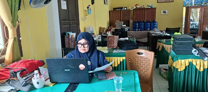 Wali Kelas MTsN 2 Bungo Kejar Target, Pastikan Seluruh Nilai Mata Pelajaran Masuk ke Aplikasi RDM