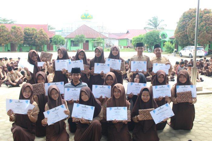 Kelas Juara Class Meeting MTsN 2 Bungo Terima Penghargaan