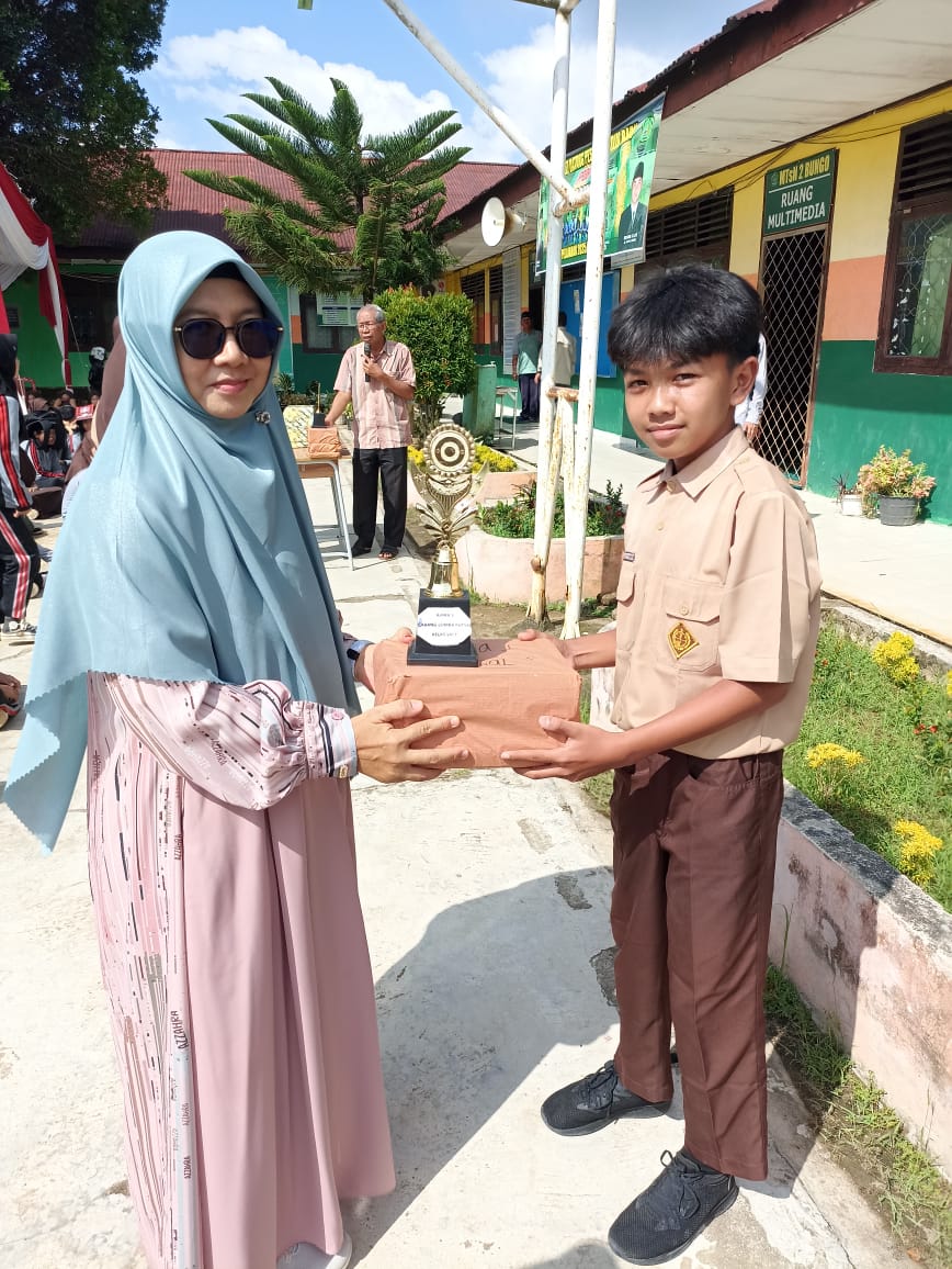 PEMBAGIAN RAPORT DAN PENGUMAN JUARA DI MTsN 2 BUNGO 