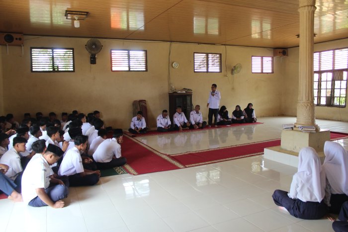 Siswa Kelas IX MTsN 2 Bungo Gelar Rapat Persiapan Perpisahan di Musholla Madrasah