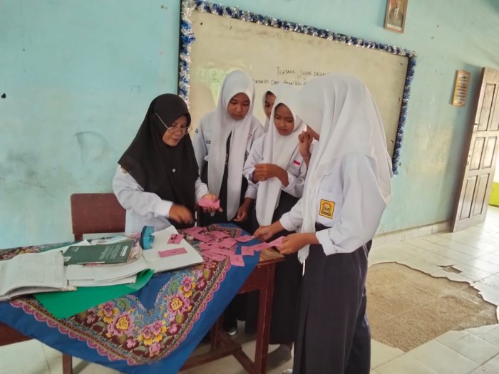 Kelas IX A MTsN 2 Bungo Pelajari Nilai Kejujuran dalam Bermuamalah pada Pelajaran Al-Quran Hadits Kelas IX A MTsN 2 Bungo Pelajari Nilai Kejujuran dalam Bermuamalah pada Pelajaran Al-Quran Hadits