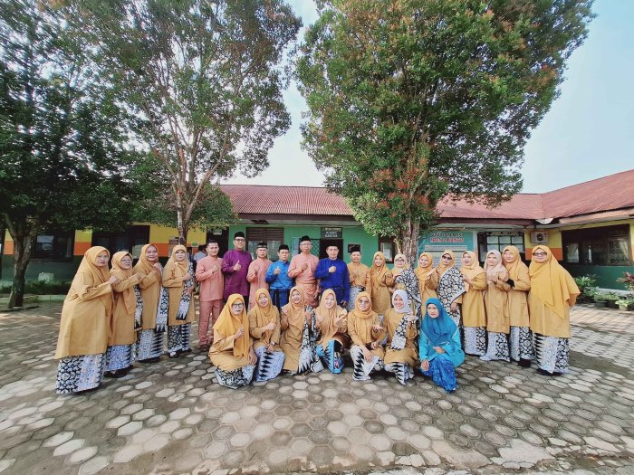 Guru MTsN 2 Bungo Kenakan Baju Kurung dan Teluk Belango dalam Rangka HUT ke-69 Provinsi Jambi