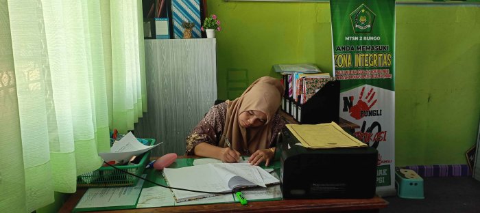 Wujudkan Tata Kelola Profesional, Staf TU MTsN 2 Bungo Siapkan Agenda Rapat dengan Matang