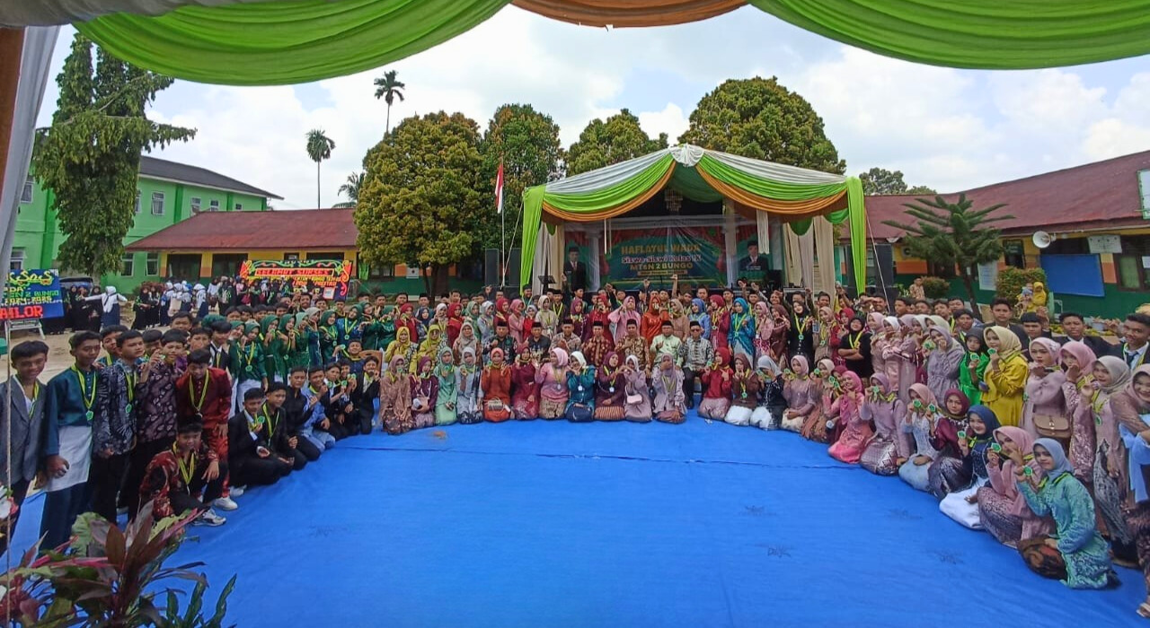 MTsN 2 BUNGO GELAR ACARA PERPISAHAN DAN PELEPASAN SISWA KELAS IX