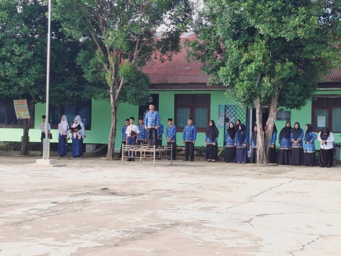 Awali Pekan dengan Semangat Cerah, Kelas VIII F Sukses Laksanakan Tugas Upacara Bendera di MTsN 2 Bungo