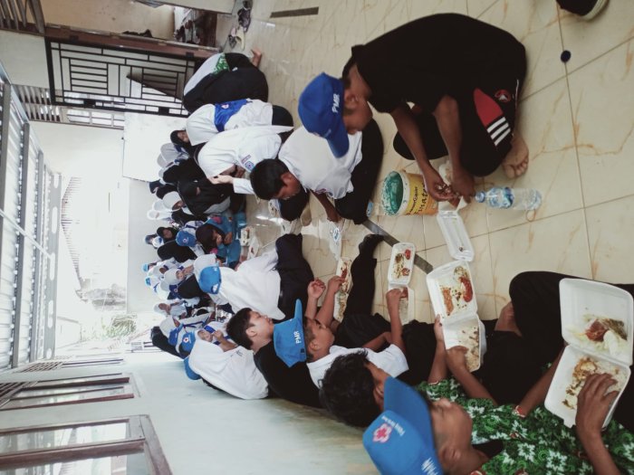 Usai Pelantikan, Anggota PMR MTsN 2 Bungo Gelar Makan Siang Bersama di Musholla Madrasah