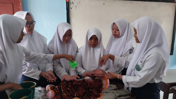 Siswa MTsN 2 Bungo Praktik Memandikan Jenazah di Kelas