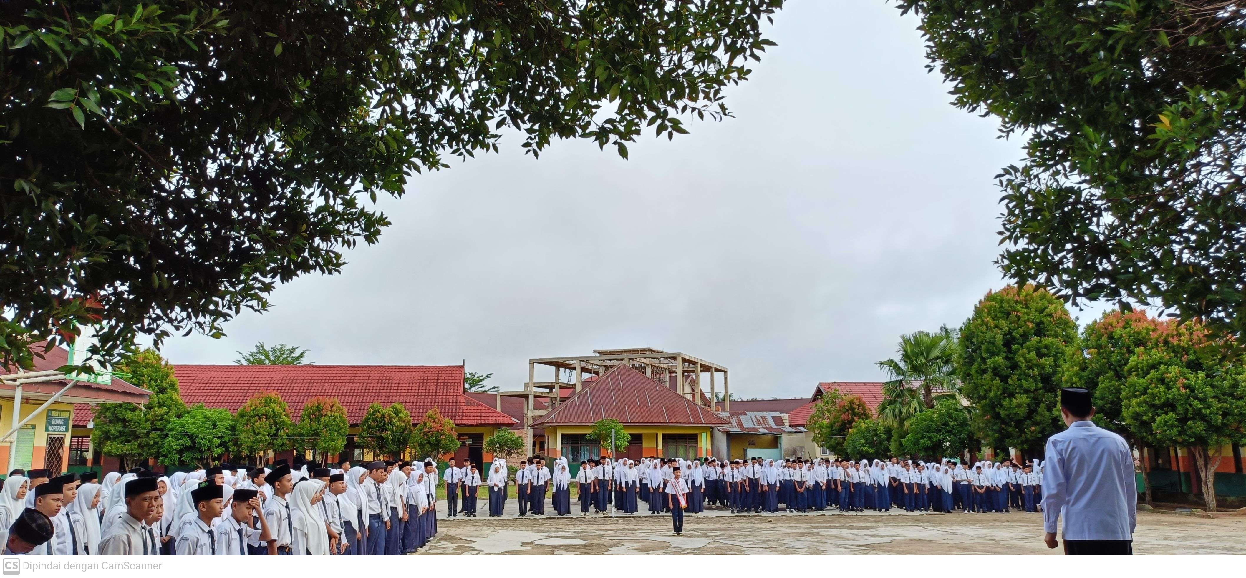 MTsN 2 BUNGO GELAR UPACARA RUTIN SETIAP SENIN 