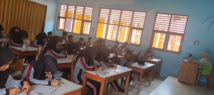 Guru Fiqih Sampaikan Materi Zakat, Siswa VIII F Ikuti Pembelajaran dengan Antusias Guru Fiqih Sampaikan Materi Zakat, Siswa VIII F Ikuti Pembelajaran dengan Antusias