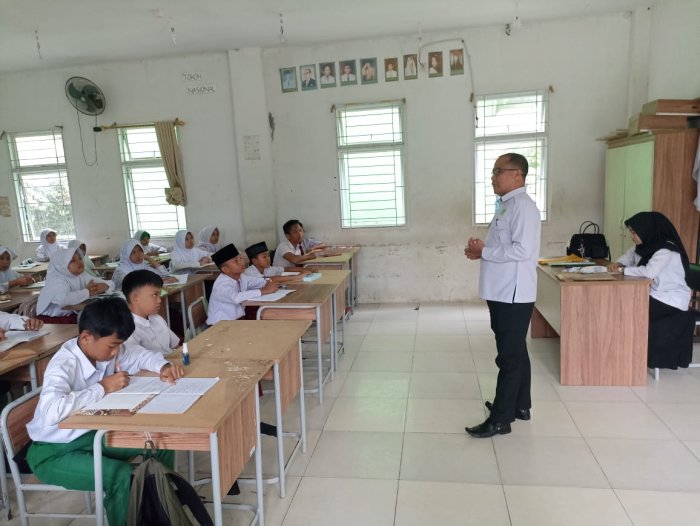 Sambut Siswa Baru, Kaur TU MTsN 2 Bungo Bakar Semangat Kelas VII dari Kelas ke Kelas