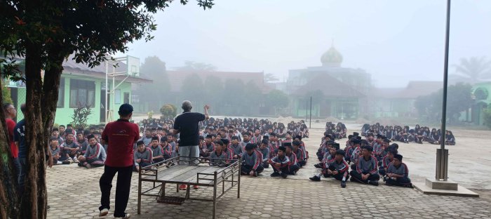 Jelang Ujian Semester Berbasis Android, Bapak Muhroji Tegaskan Aturan Kerapian dan Kelengkapan Atribut Siswa