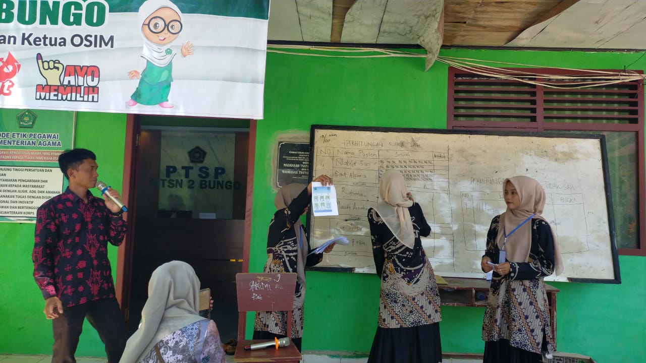 NABILA SUCI DAN SAID ALFARIZ TERPILIH SEBAGAI KETUA DAN WAKIL KETUA OSIM MTsN 2 BUNGO 