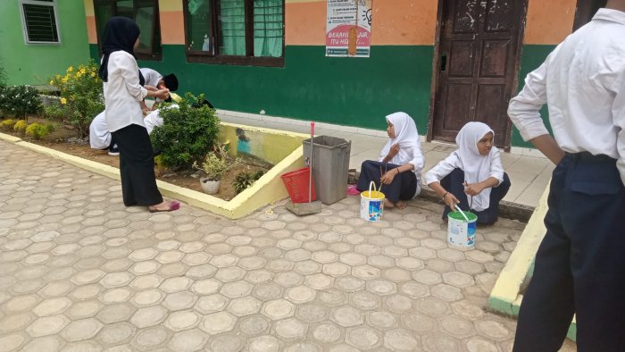 Siswa MTsN 2 Bungo Gotong Royong Cat Taman Madrasah