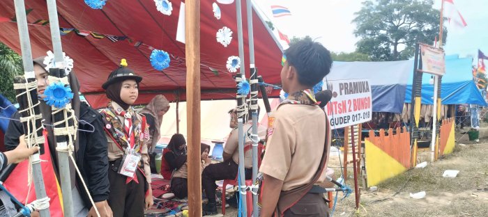 Siswa MTsN 2 Bungo Antusias Lakukan Laporan Piket di Perkemahan Cadika