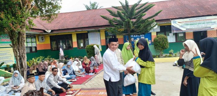MTsN 2 Bungo Serahkan Zakat Simbolis kepada Siswa