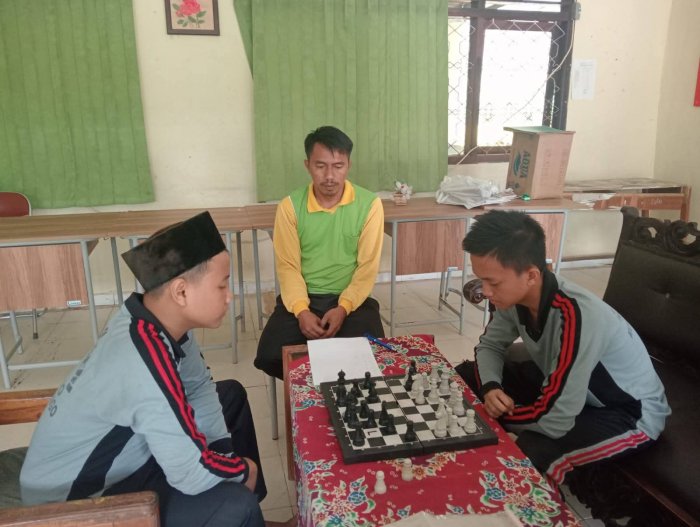 Siswa MTsN 2 Bungo Asah Fokus Lewat Permainan Catur Siswa MTsN 2 Bungo Asah Fokus Lewat Permainan Catur