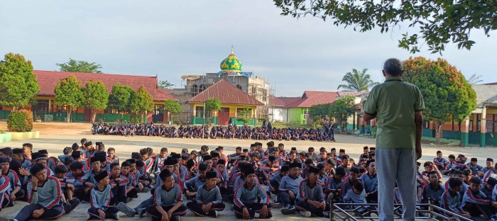 Bapak Muhroji Sampaikan Pesan Disiplin kepada Siswa MTsN 2 Bungo