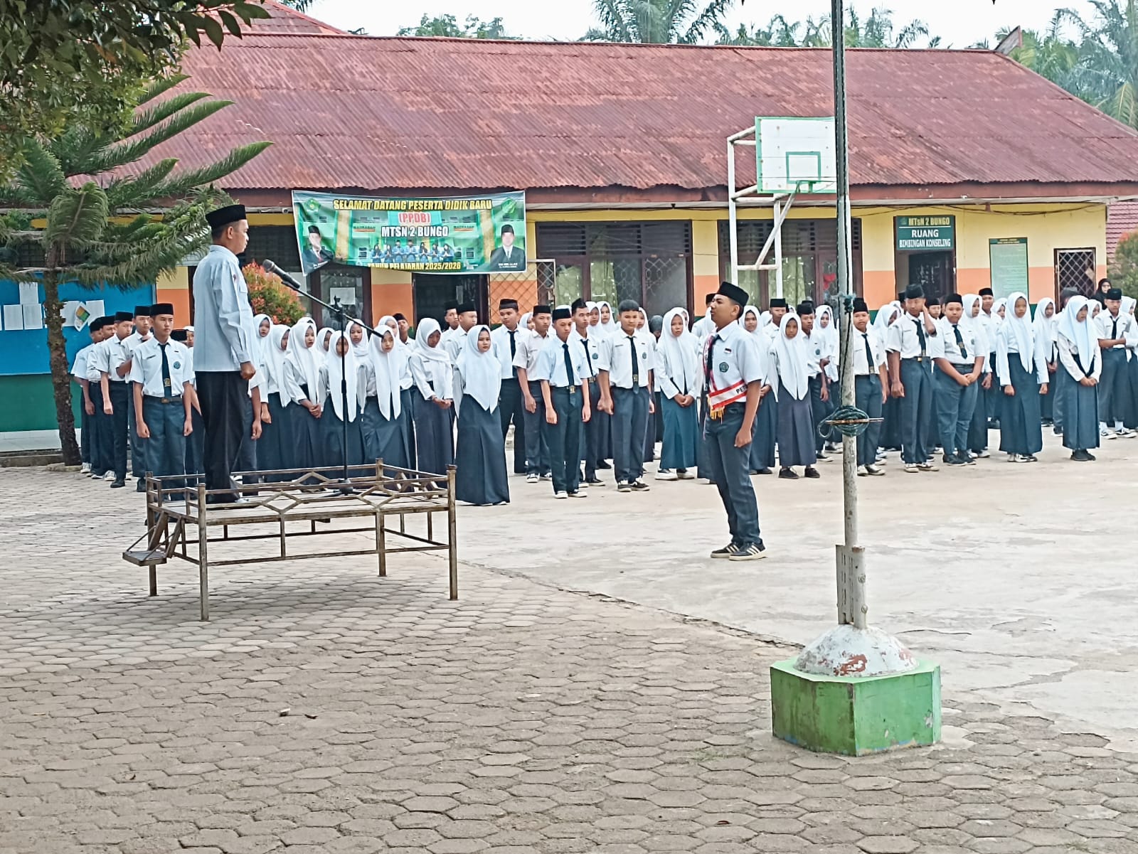 MTsN 2 BUNGO KEMBALI LAKSANAKAN UPACARA BENDERA PASCA LIBUR PANJANG 