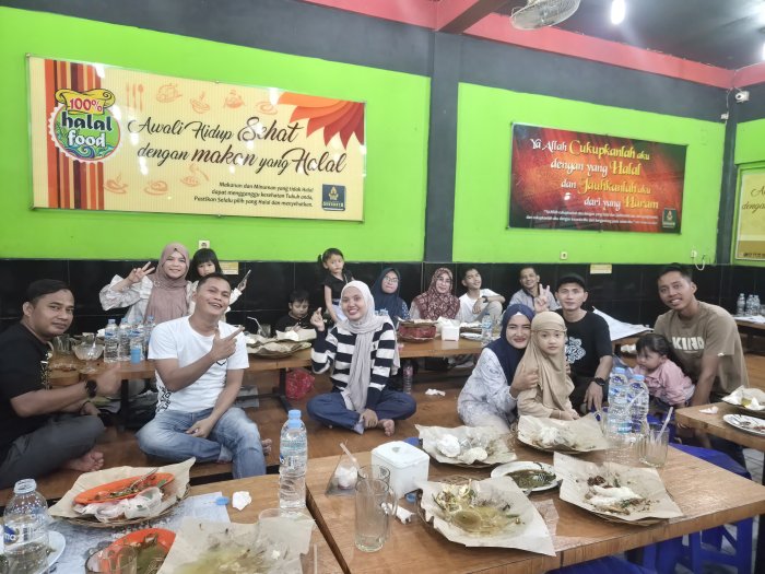 Eratkan Silaturahmi, Staf TU MTsN 2 Bungo Gelar Buka Puasa Bersama di Ayam Penyet Surabaya