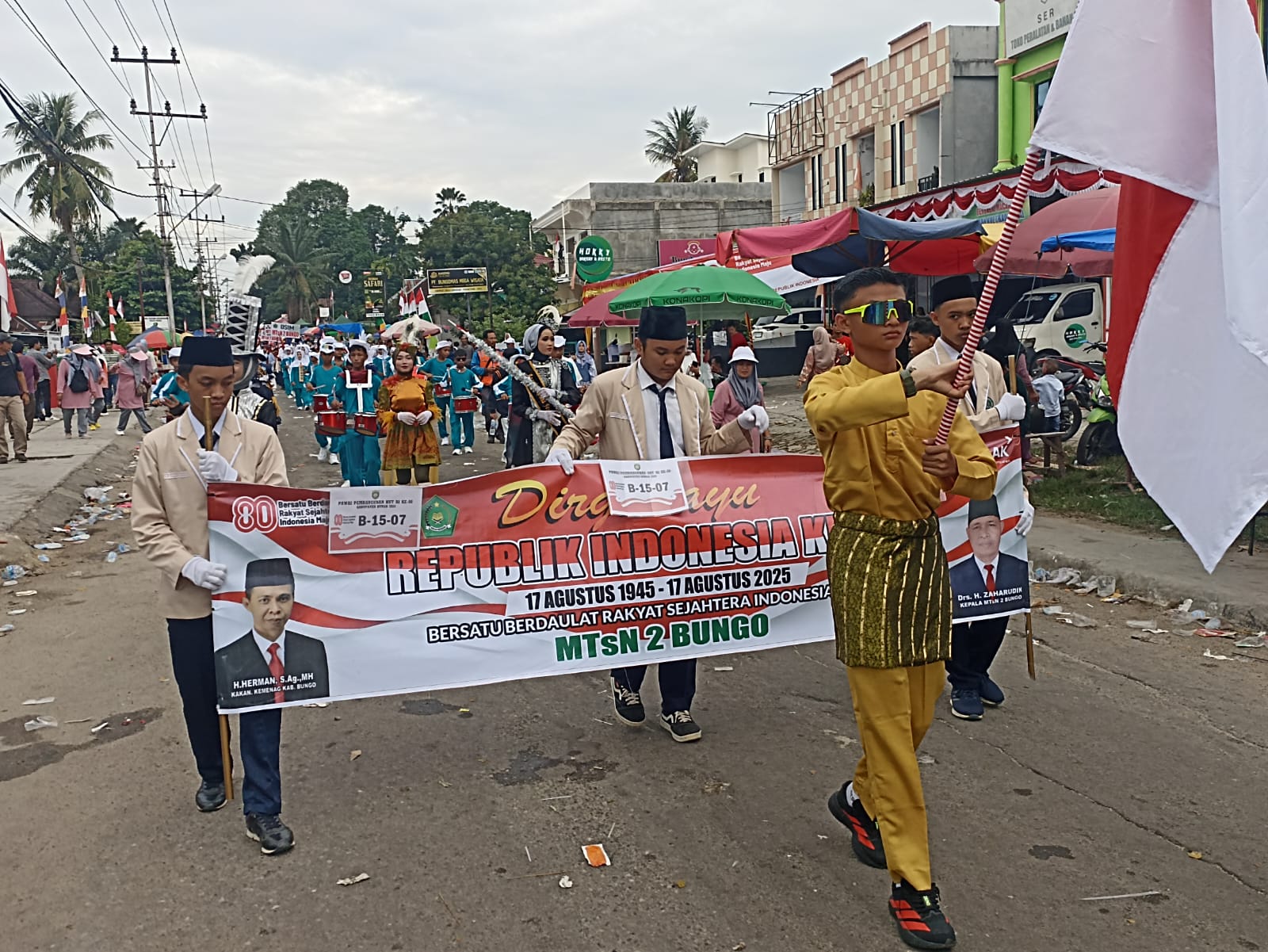 MTsN 2 BUNGO TAMPIL SEMANGAT DI PAWAI PEMBANGUNAN KEBUPATEN BUNGO 2025 TAMPIL HINGGA MLM HARI 