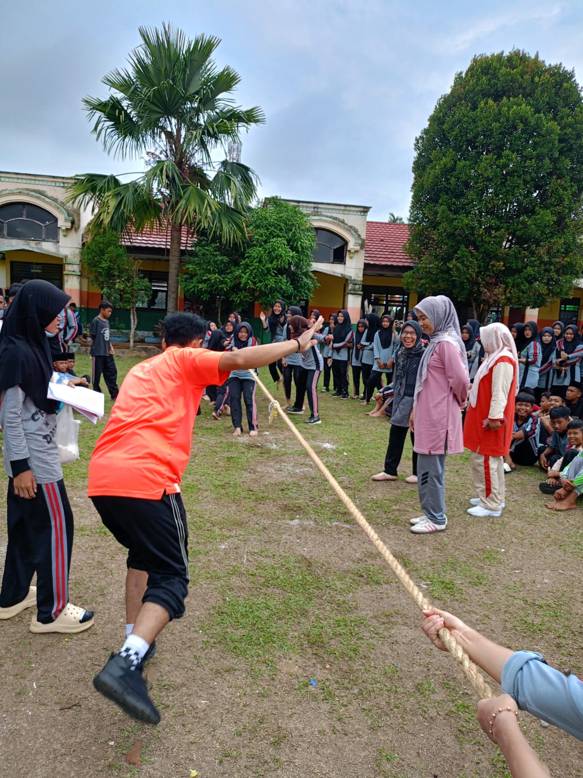 LOMBA TARIK TAMBANG ANTAR KELAS KEMBALI DIGELAR MTsN 2 BUNGO