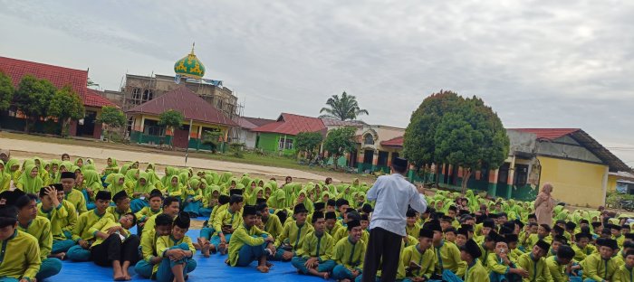 Kepala MTsN 2 Bungo Tekankan Disiplin dan Etika Digital